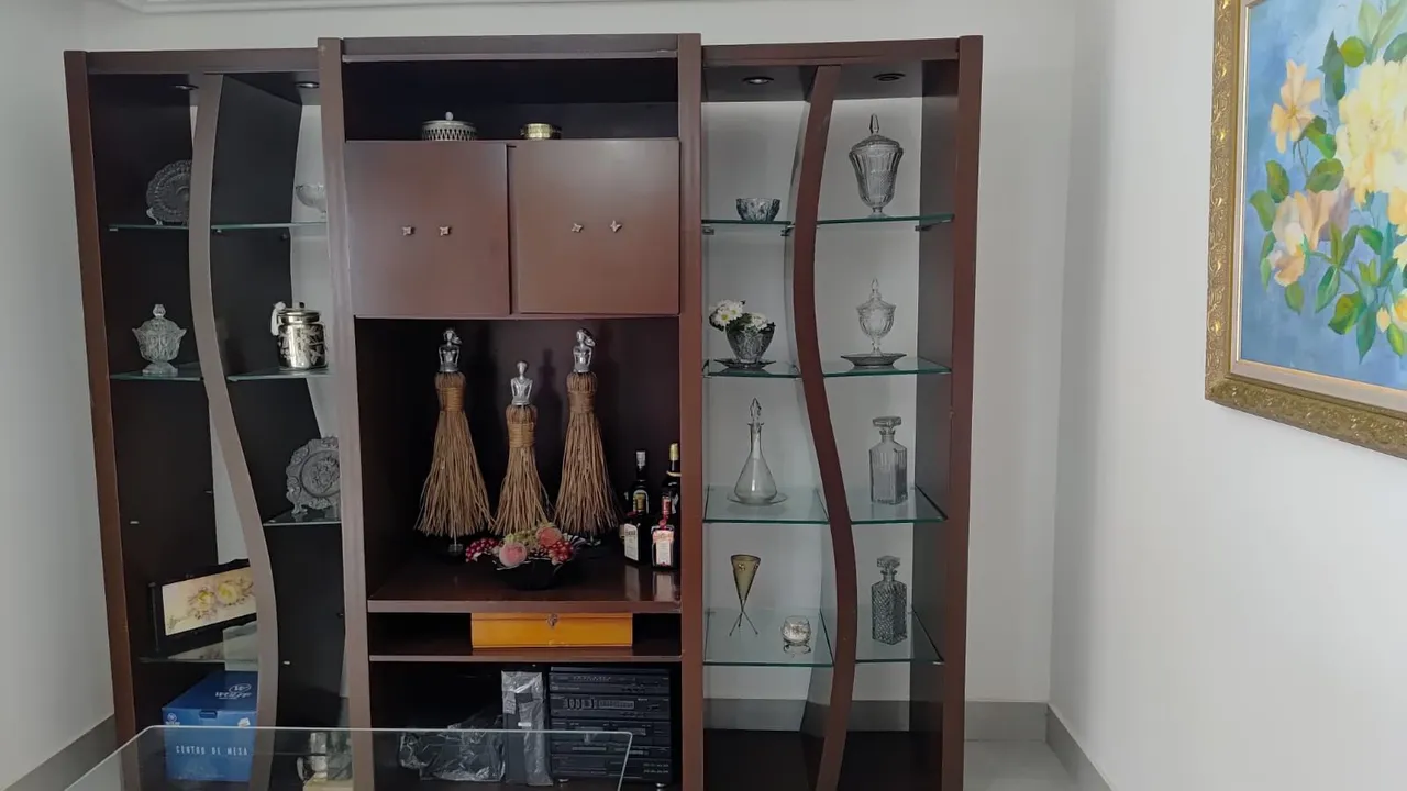 Móvel Estante de Madeira com Design Moderno e prateleiras blindex