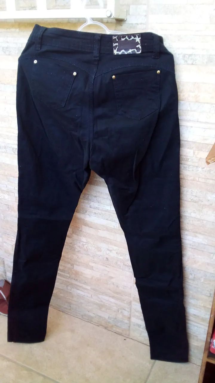Calça Jeans Skiny Preta Rasgada Feminina - Tamanho 42 pouco usada - Foto 3