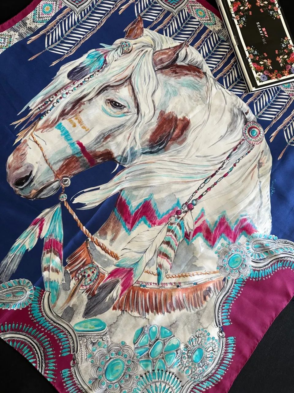 Lenço de seda com estampa de cavalo e detalhes Boho APACHE SCARF.ME - Foto 2