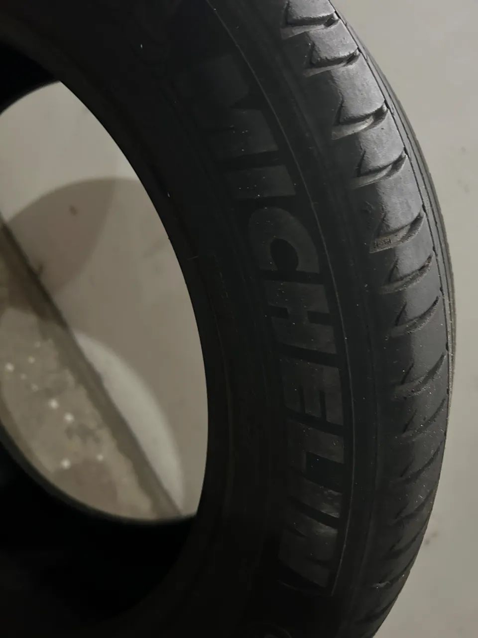 Pneu Michelin 225/55 R18 - Peças para tratores e máquinas - Imbuí
