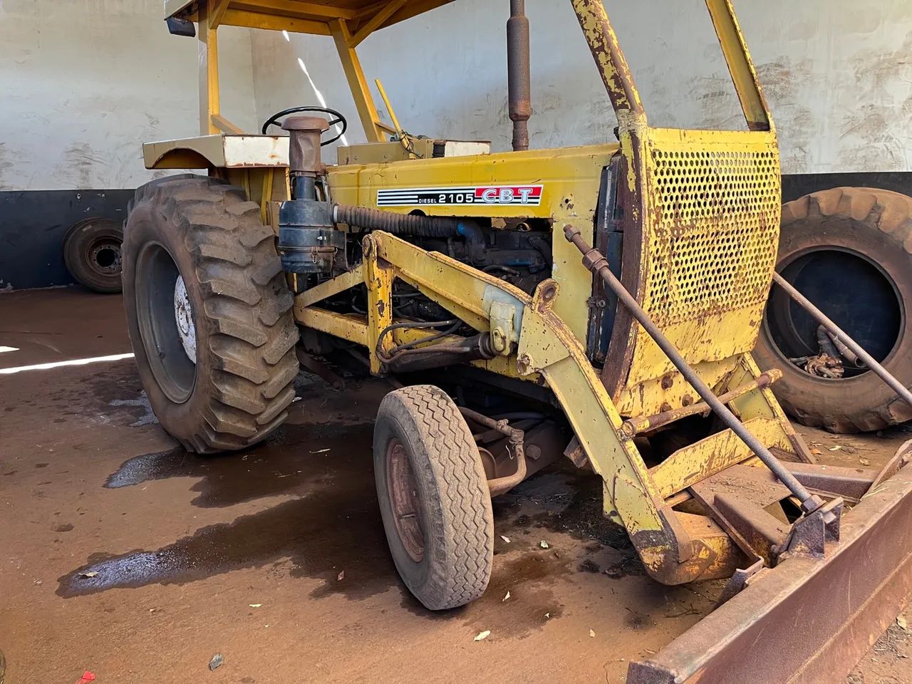 Trator CBT 2105 com lâmina (raridade)