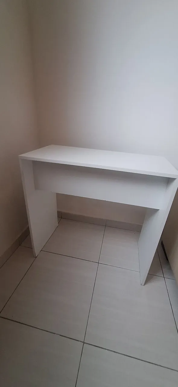 Escrivaninha branca clean