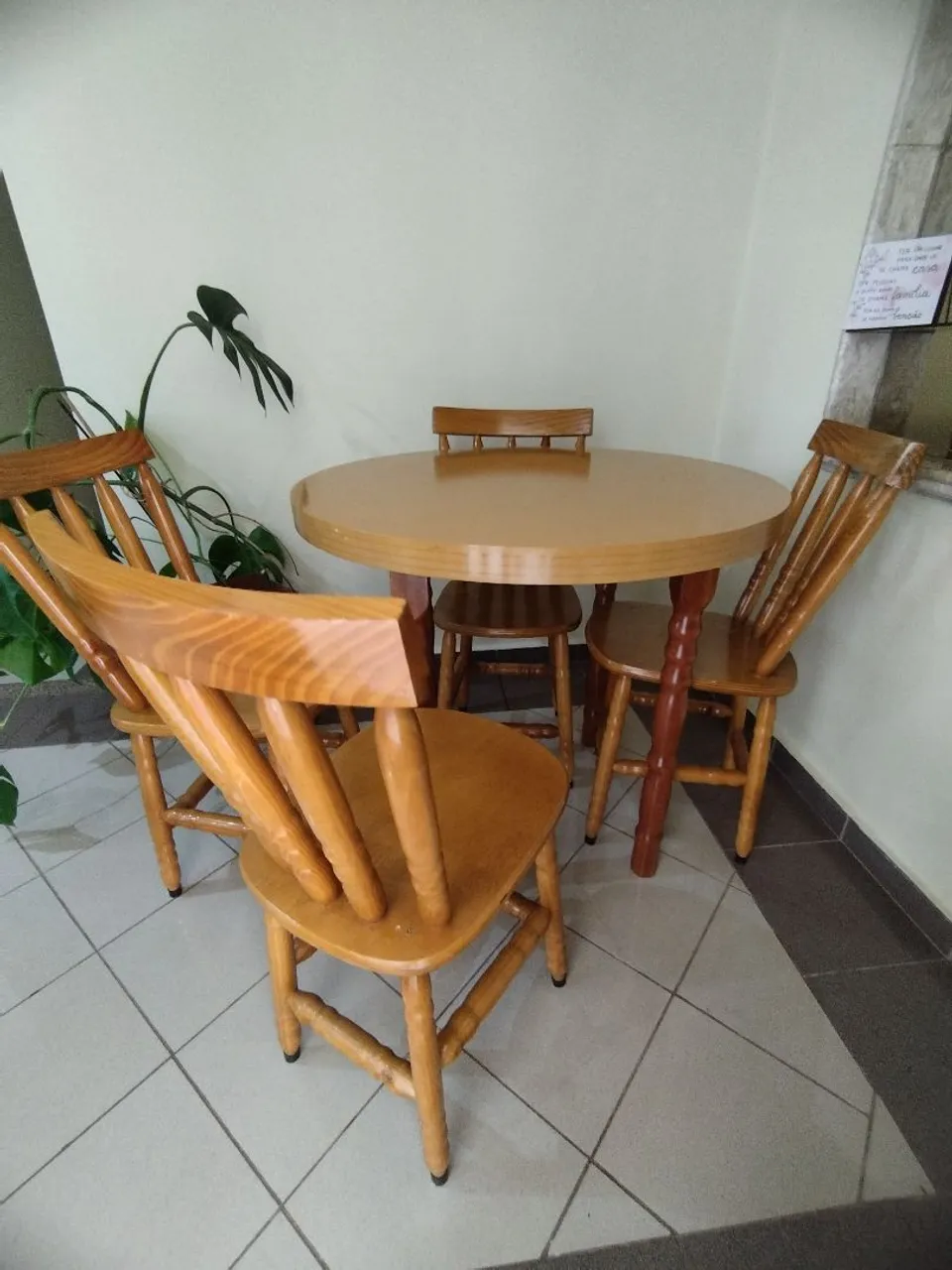 Conjunto de mesa redonda com 4 cadeiras de madeira