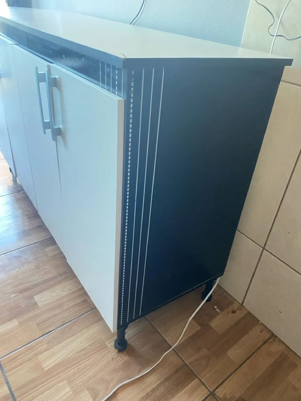 Armário de Cozinha Branco e preto com 4 portas  - Foto 2