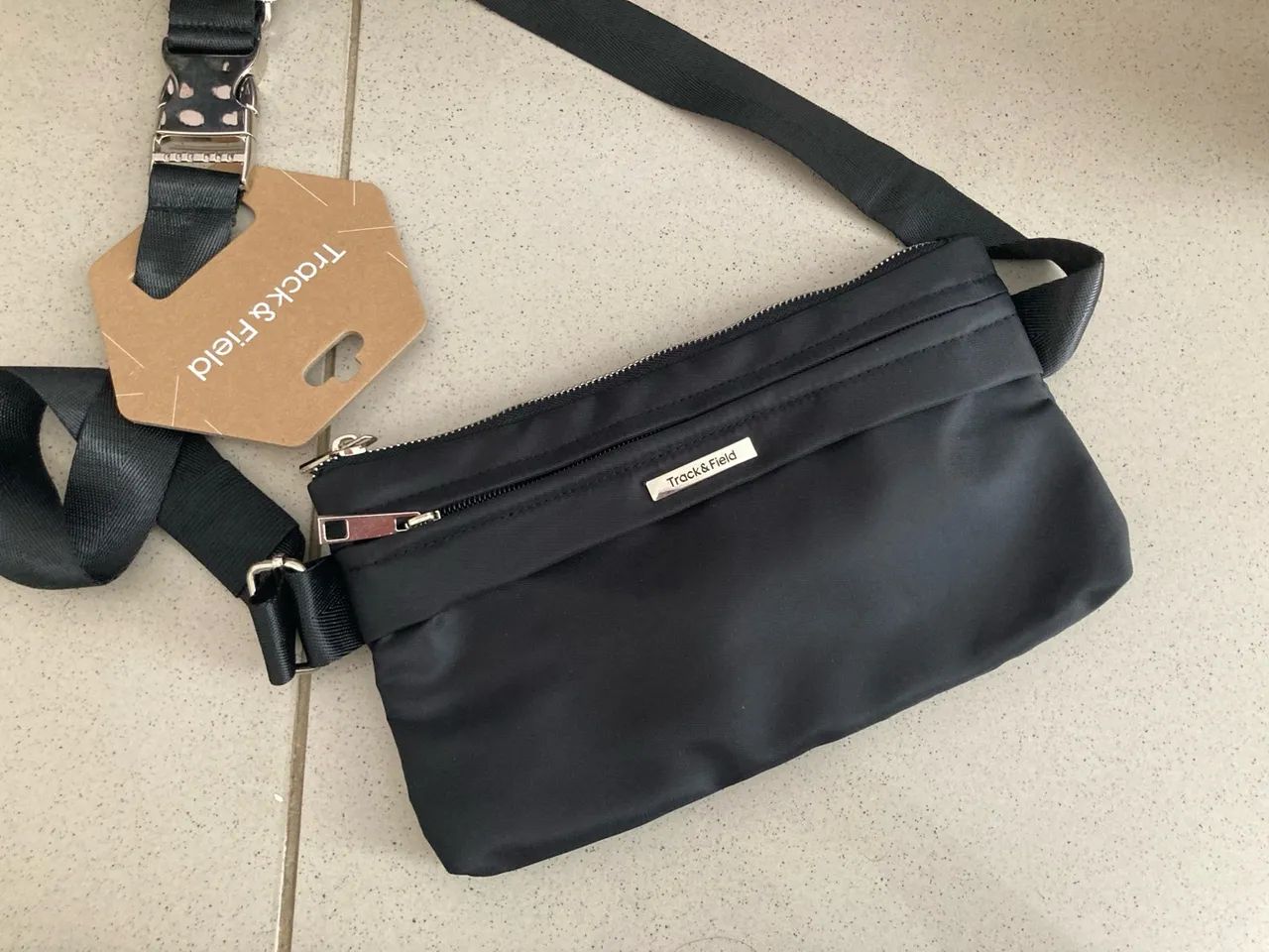 Pochete Essential Track & Field Preta nova