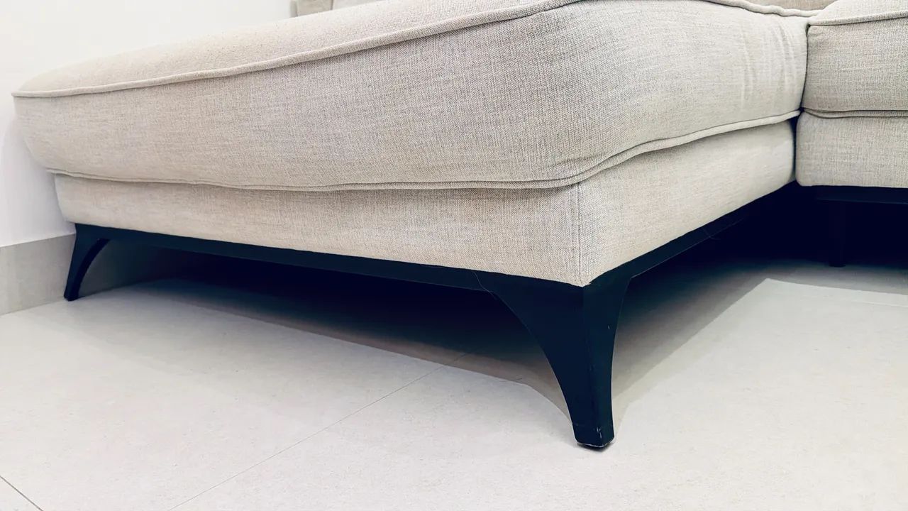 Sofá com Chaise e Almofadas64850510437379121