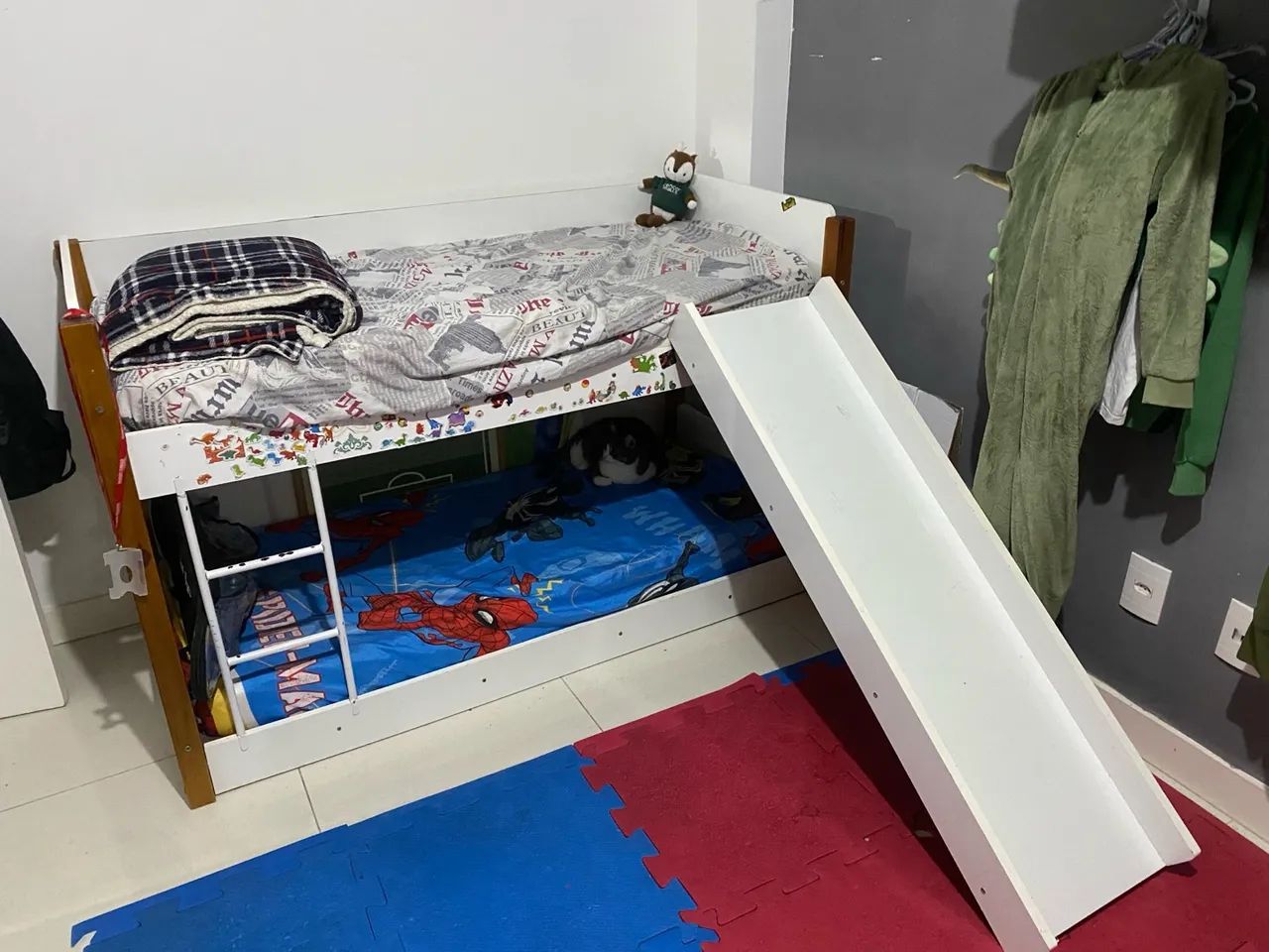 Beliche com escorregador para crianças