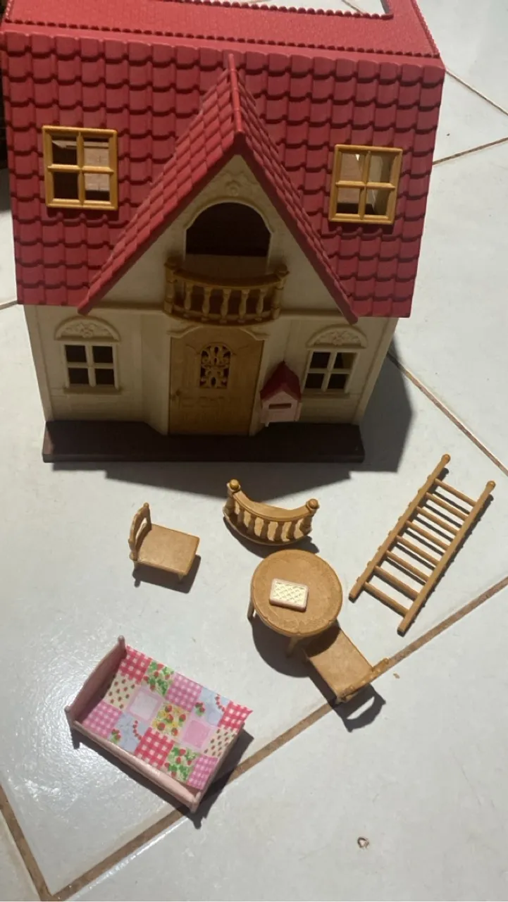 Sylvanian - Casinha de Brinquedo com Mobília