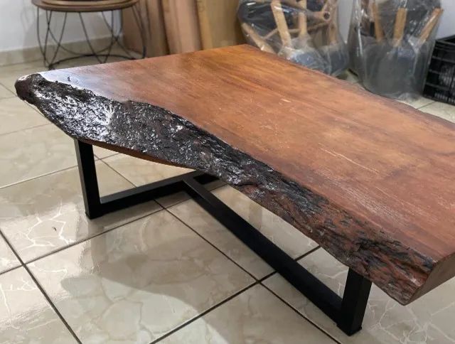 Mesa de Centro c bordas Orgânicas em Madeira Angelim