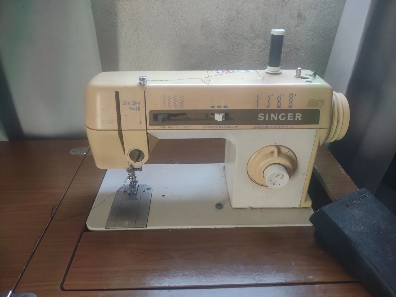 Máquina de Costura Singer Zig-Zag Plus 16