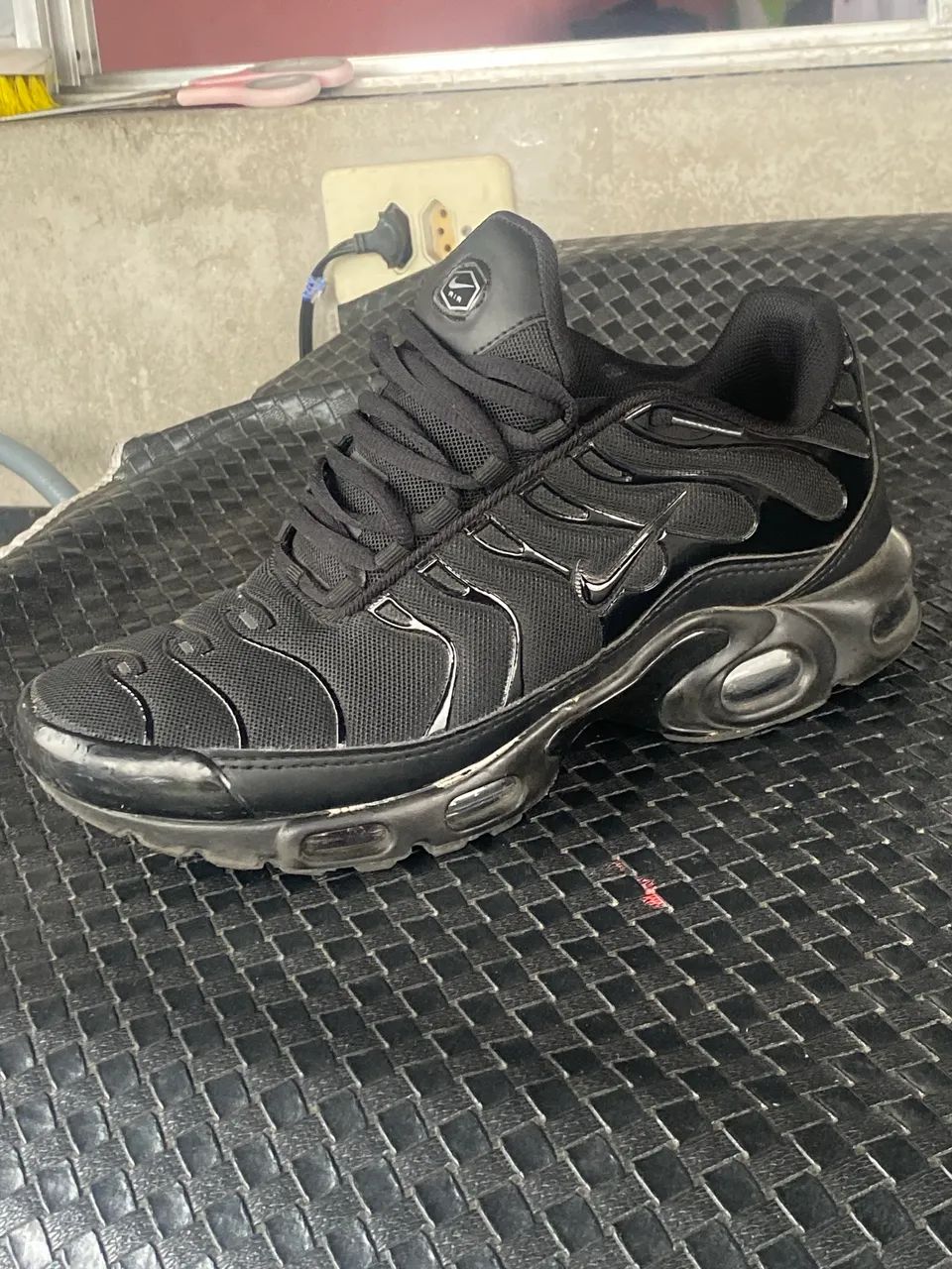 Nike TN todo preto, motivo da venda ficou apertado no meu pé 
