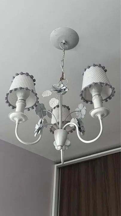 Lustre de flores branco para quarto infantil