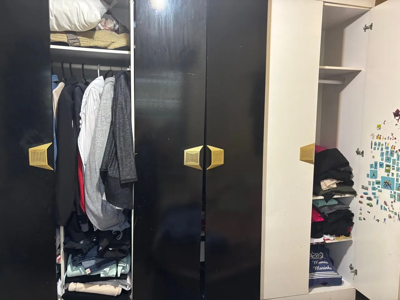 Armário de madeira com gavetas e prateleiras