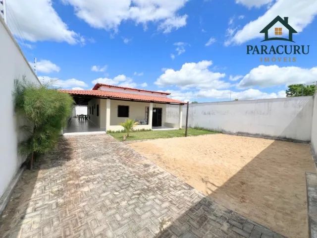 Vendo casa com quatro quartos em Paracuru.