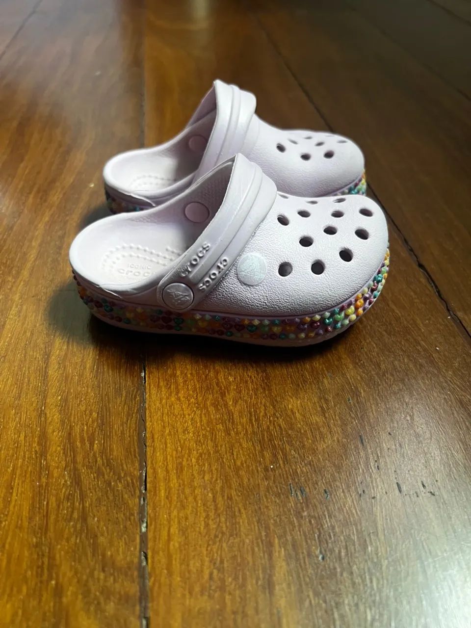 Crocs Infantil Lilás com Detalhes de Corações - Foto 5