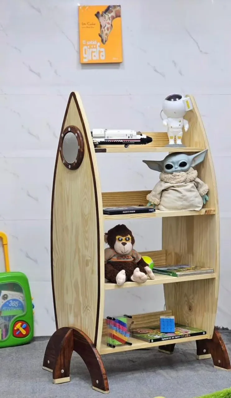 Estante de livros infantil em formato de foguete