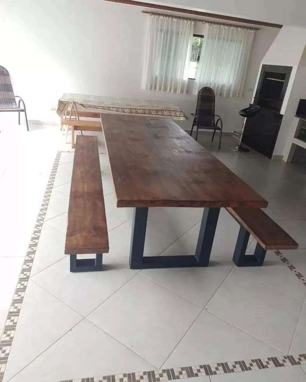 Mesa de Jantar com Bancos em Madeira Maciça e Design Industrial - Foto 2