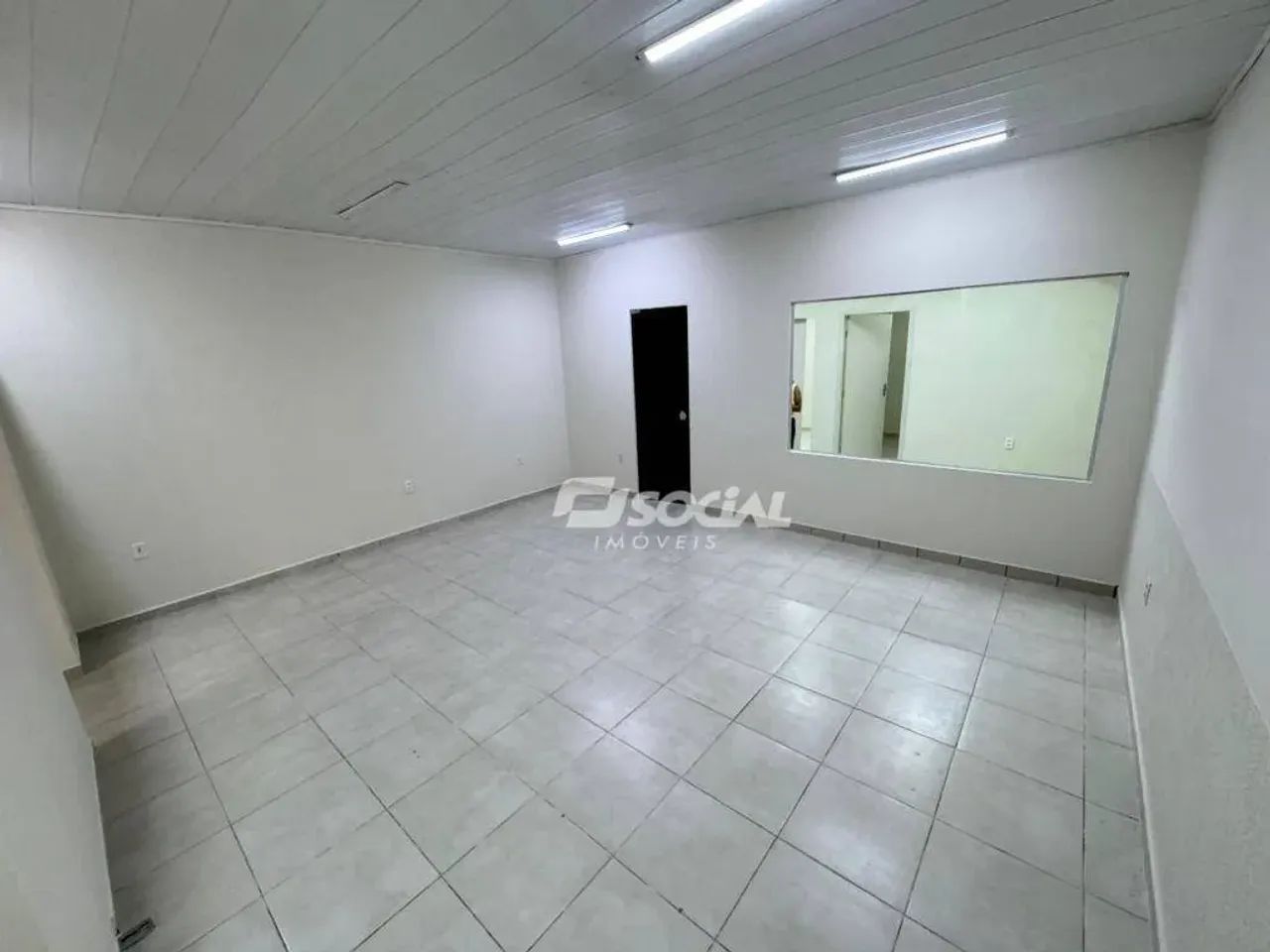 Sala ampla disponível para locação em ótima localização. Av. Carlos Gomes, B. São Cristóvã - Foto 4
