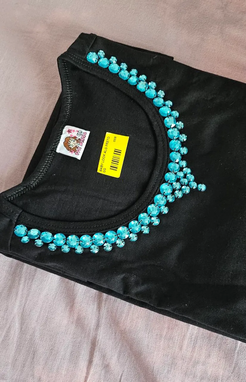 Blusa babylook preta com pedrarias