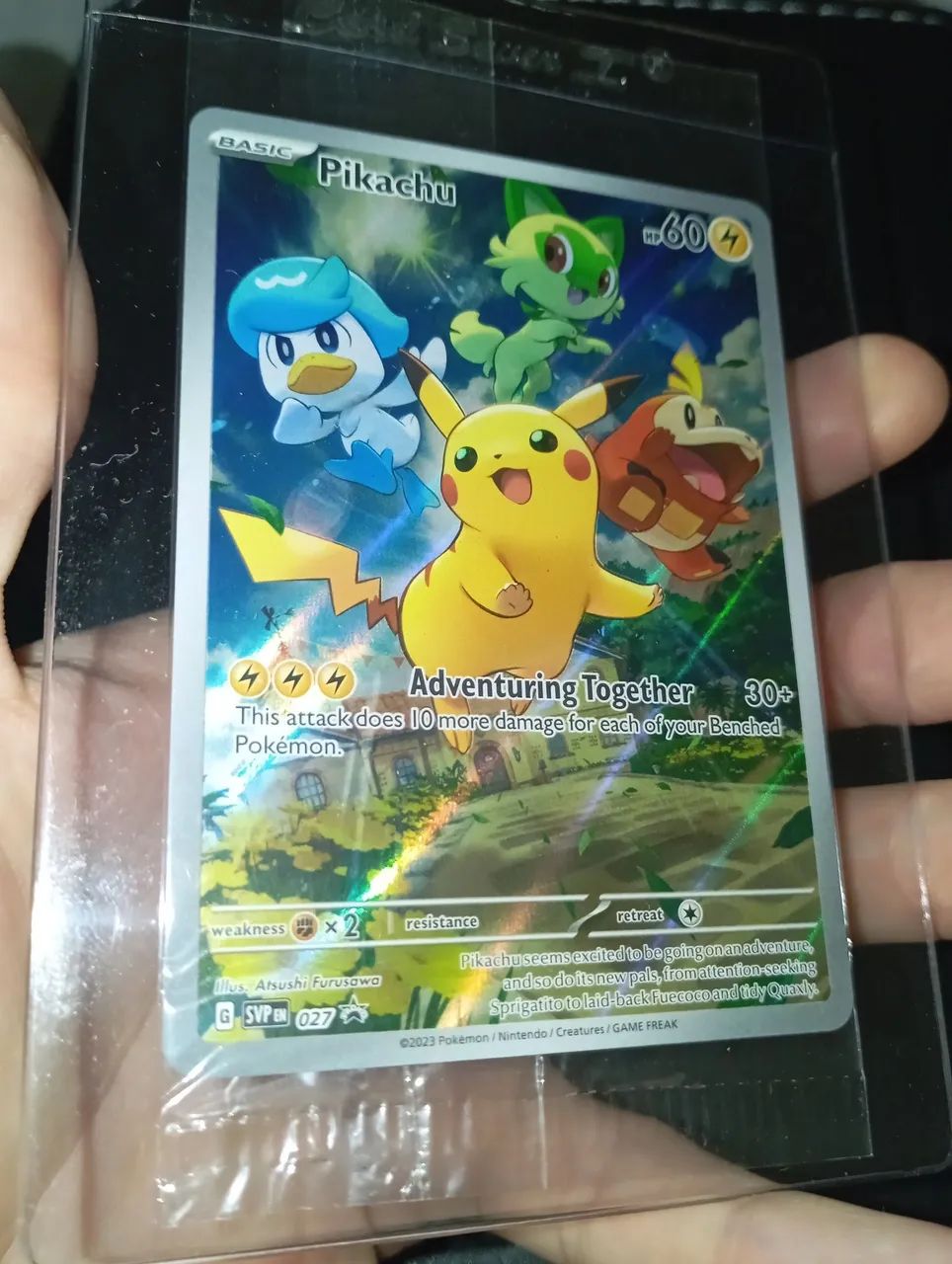 Carta Pokémon Pikachu PROMO 027 2023 INGLÊS LACRADA