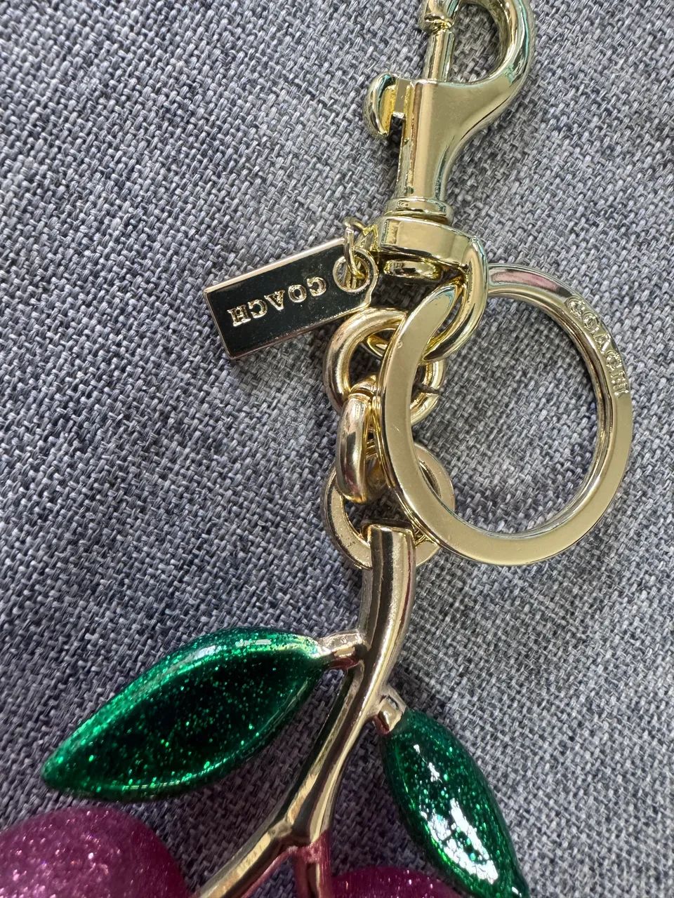 Chaveiro cereja vermelha com dourado  - Foto 3
