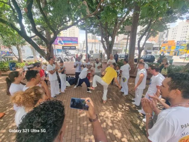 Aulas de danças, capoeira, exercícios localizados e fisioterapia reabilitaçoes. 