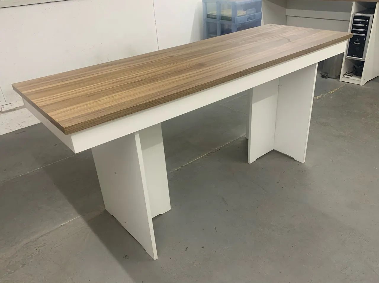 Mesa de MDF branca com tampo amadeirado - 1,70 m