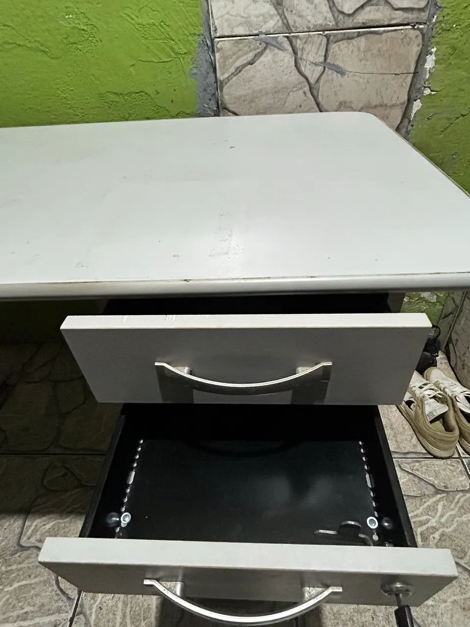 Mesa de escritório com 2 gaveta e chaves
