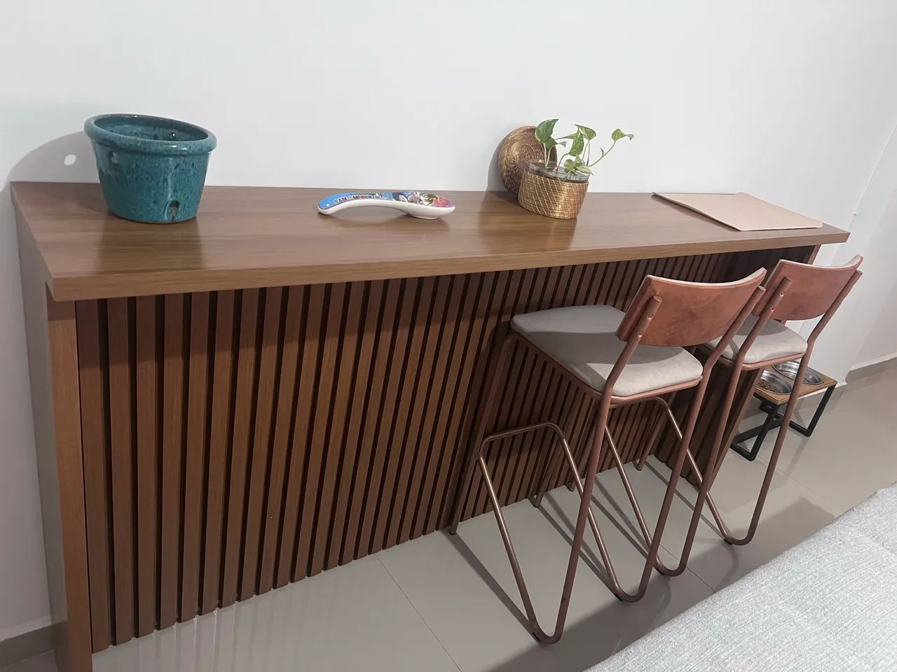 Balcão ripado 2,00m e 2 banquetas altas - Foto 3