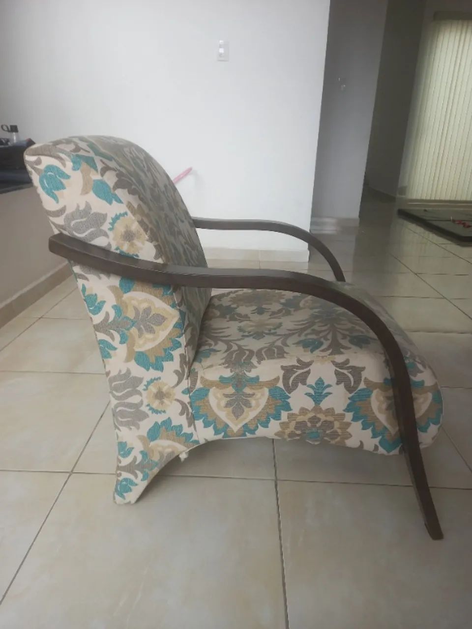 Poltrona em tecido com estampa floral e madeira - Foto 3