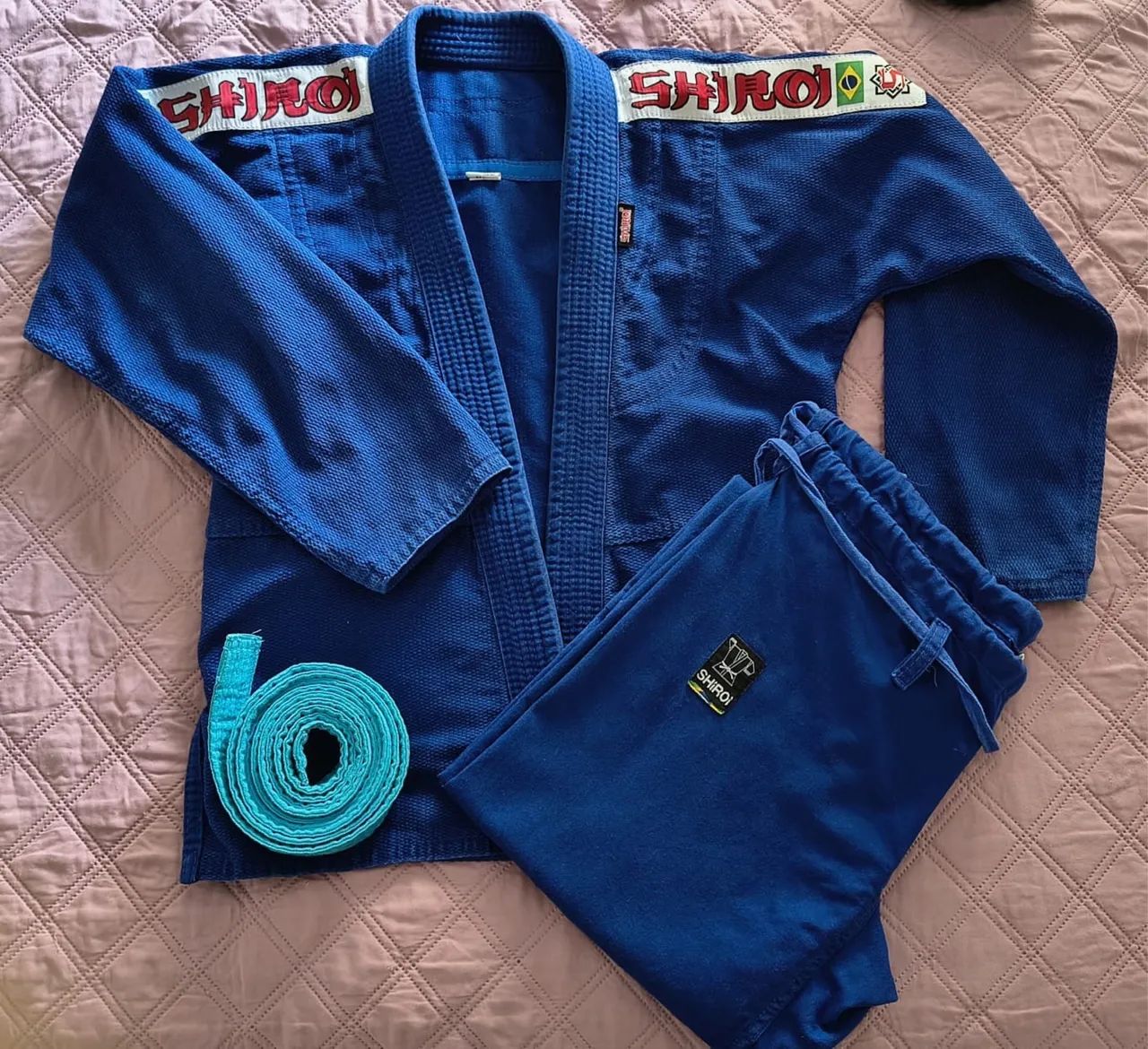 Kimono de judô azul trançado