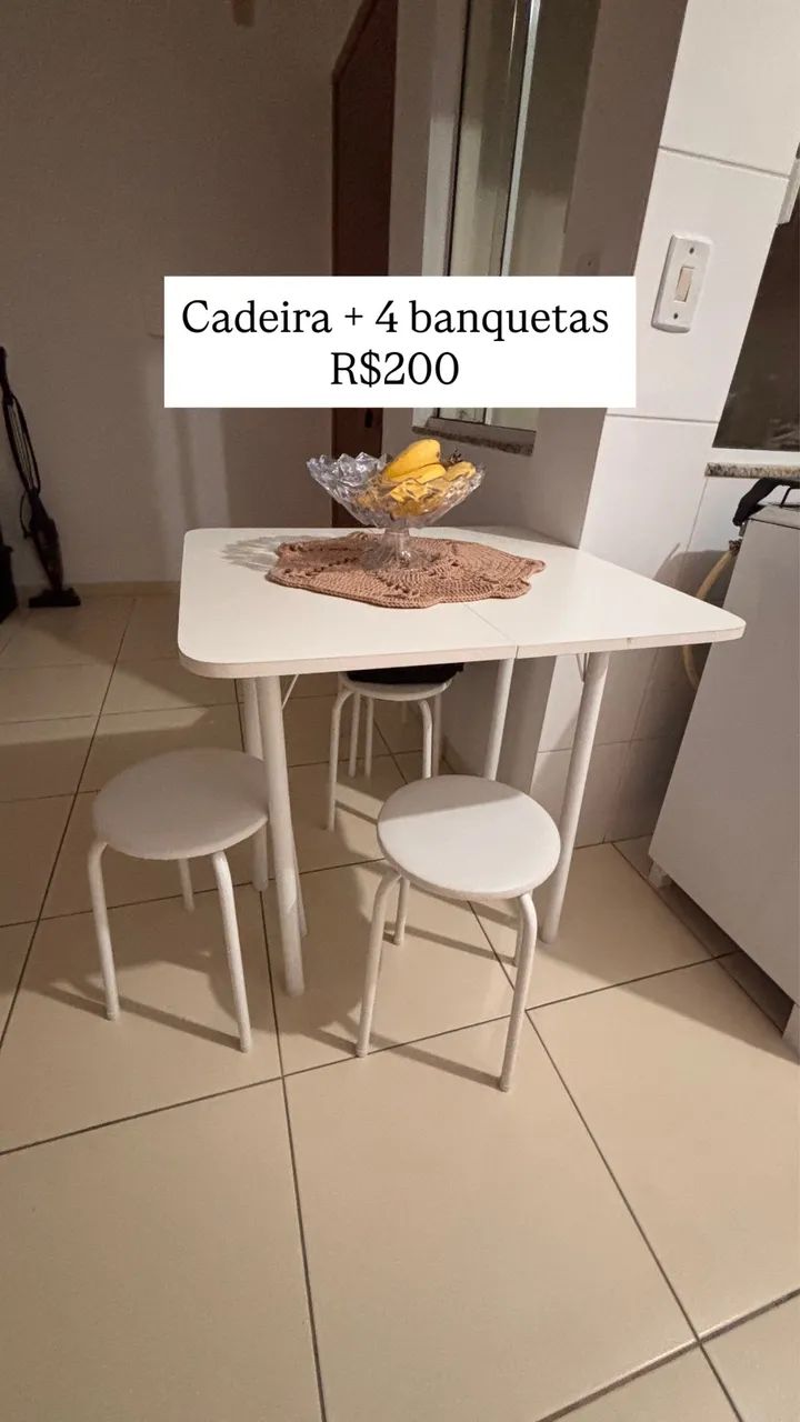 Mesa dobrável + 4 banquetas
