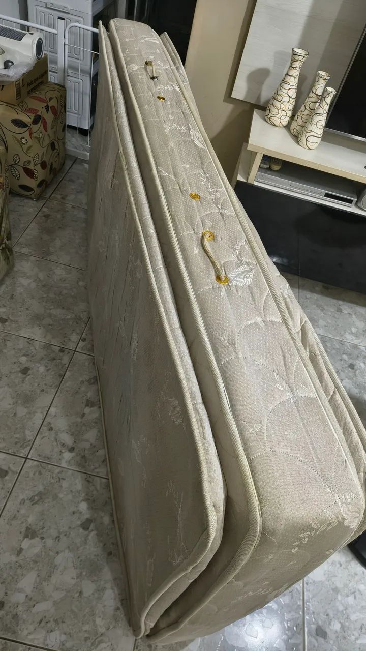 Vendo Cama Box Solteiro em boas condições 