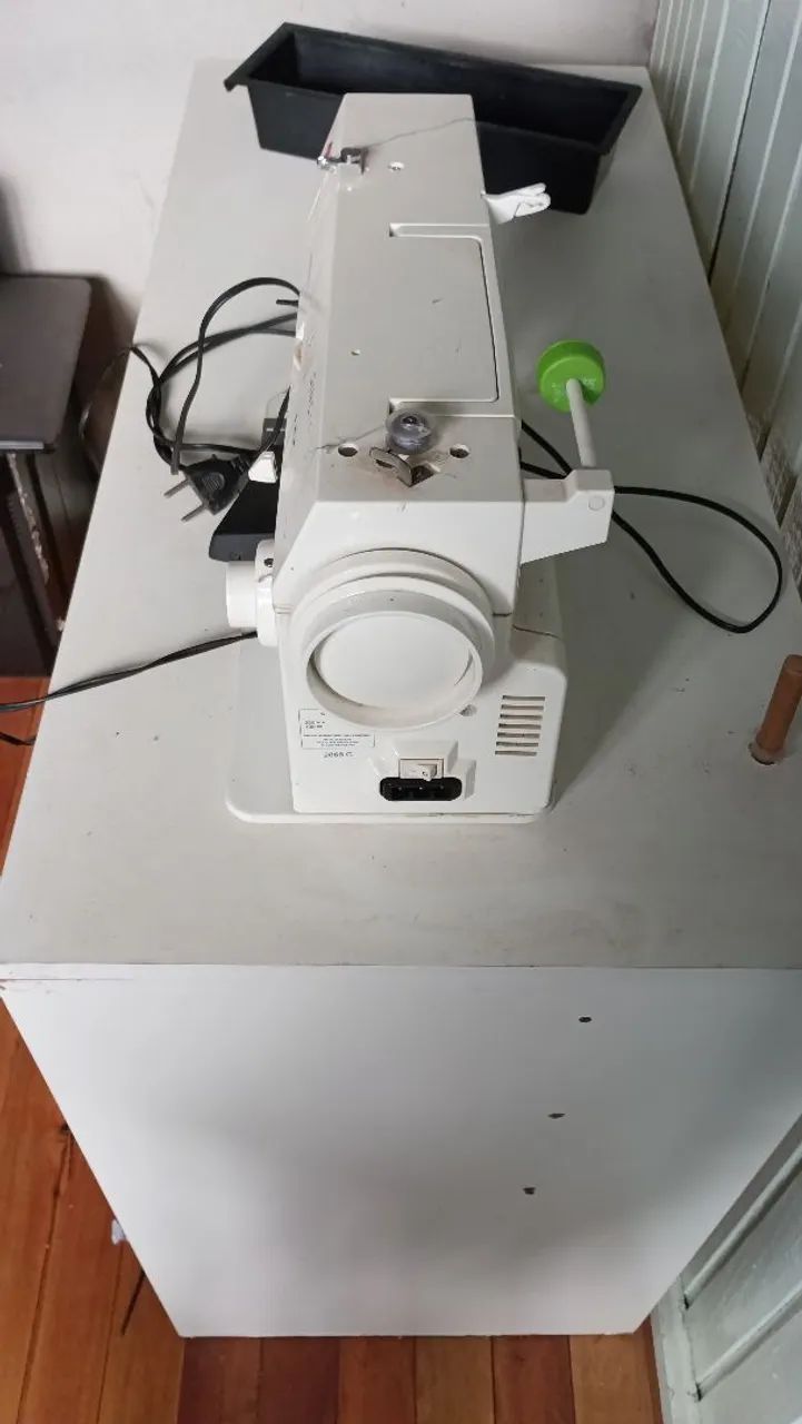 Máquina de costura Singer facilita , com mesa própria  , semi nova  - Foto 4