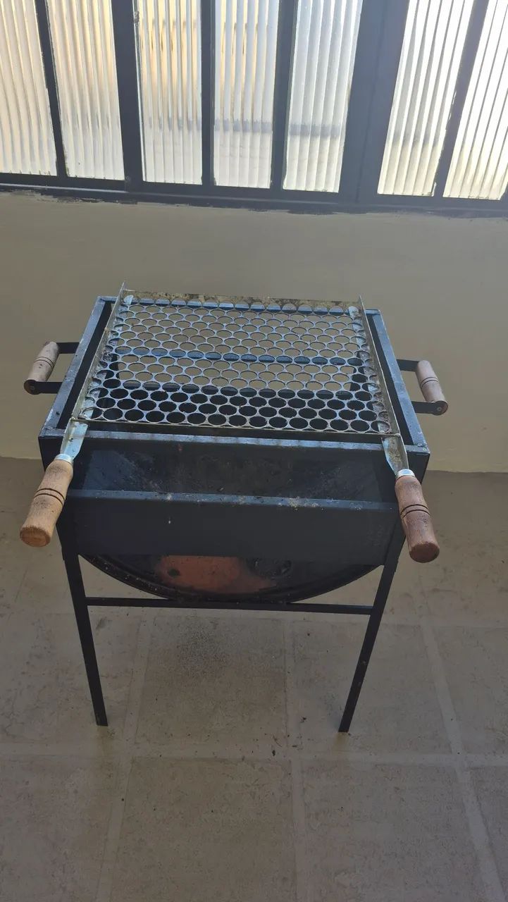 Churrasqueira utilizada apenas três vezes com grelha