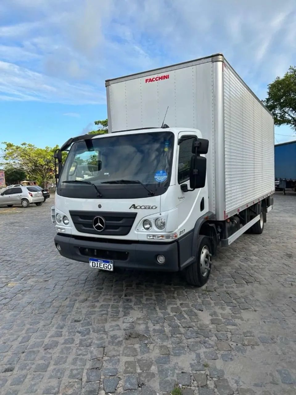 M BENZ ACCELO 817 ANO 2026 COM BAÚ 