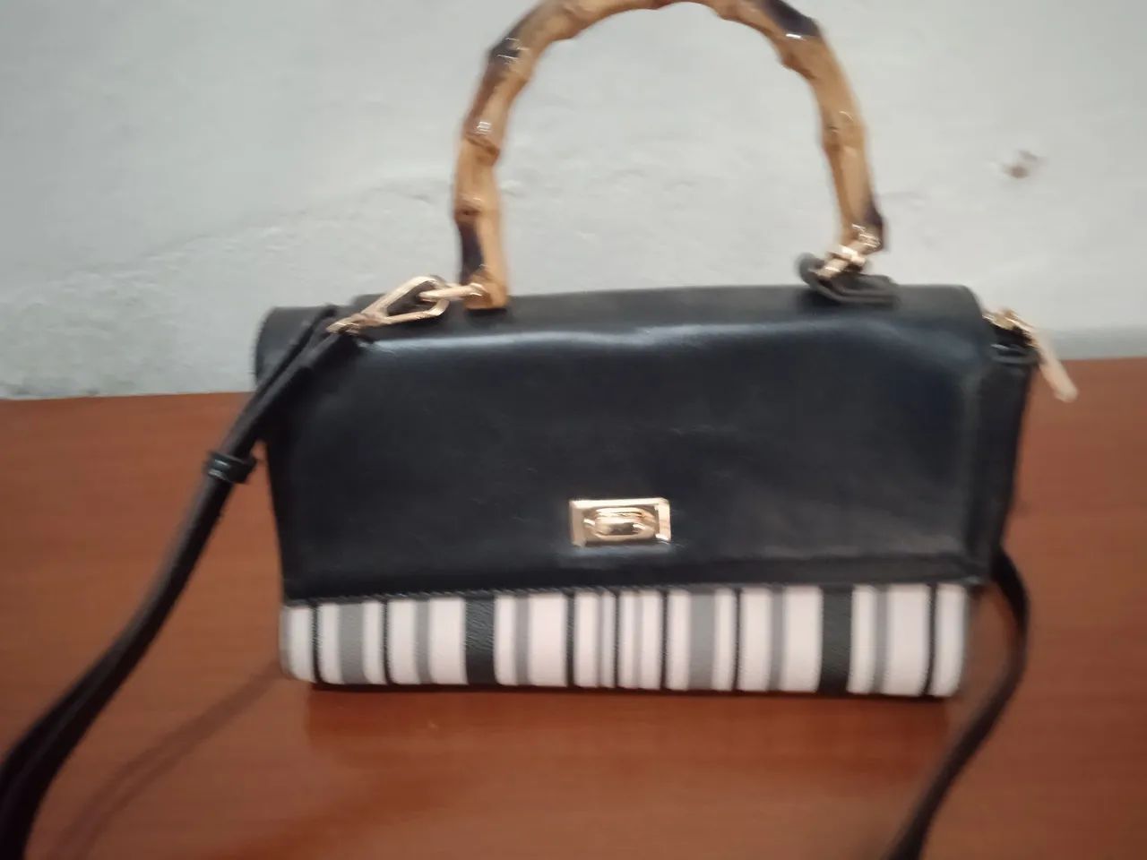 Linda bolsa chenson de ombro e mãos.