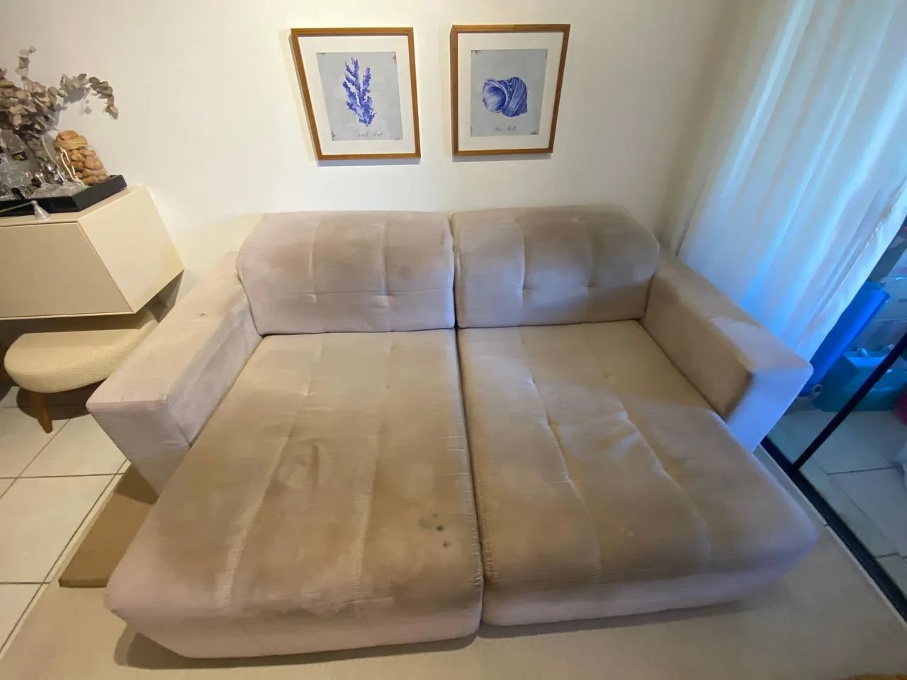 SOFÁ RETRÁTIL E RECLINÁVEL EM SUEDE BEGE - Foto 2