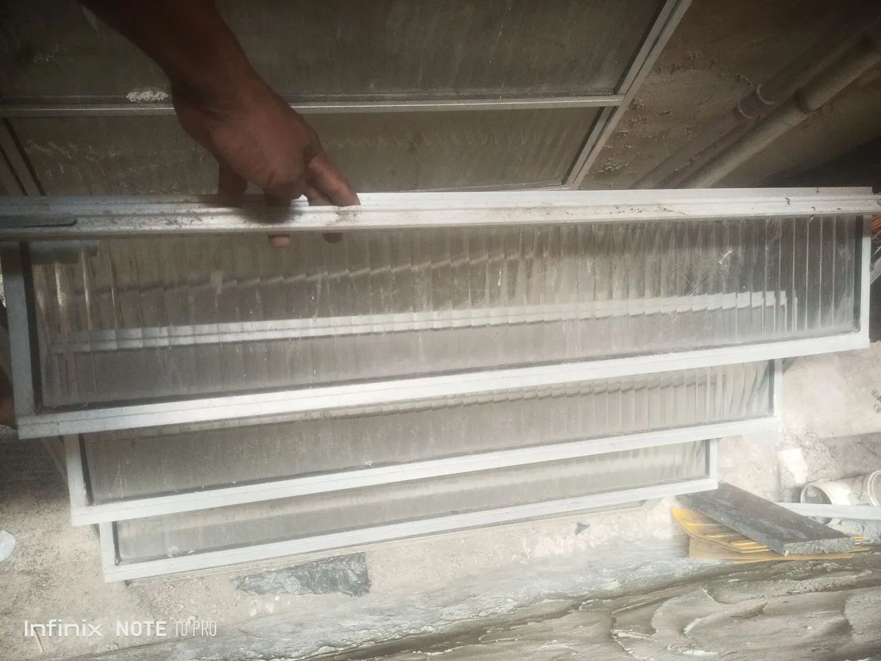 Estou vendendo esses bastante são 2 de vidro, medidas 80×80  e o outro 80× 1, metro! - Foto 2