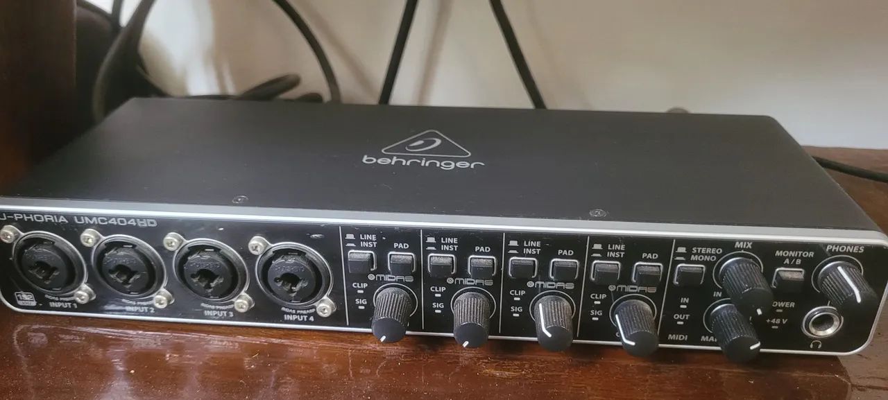 Placa de áudio Behringer UMC404