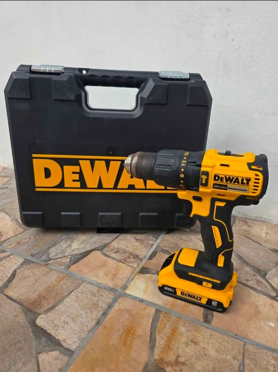 Furadeira/Parafusadeira 1/2 20v 2 Baterias + Carreg + Maleta Dewalt