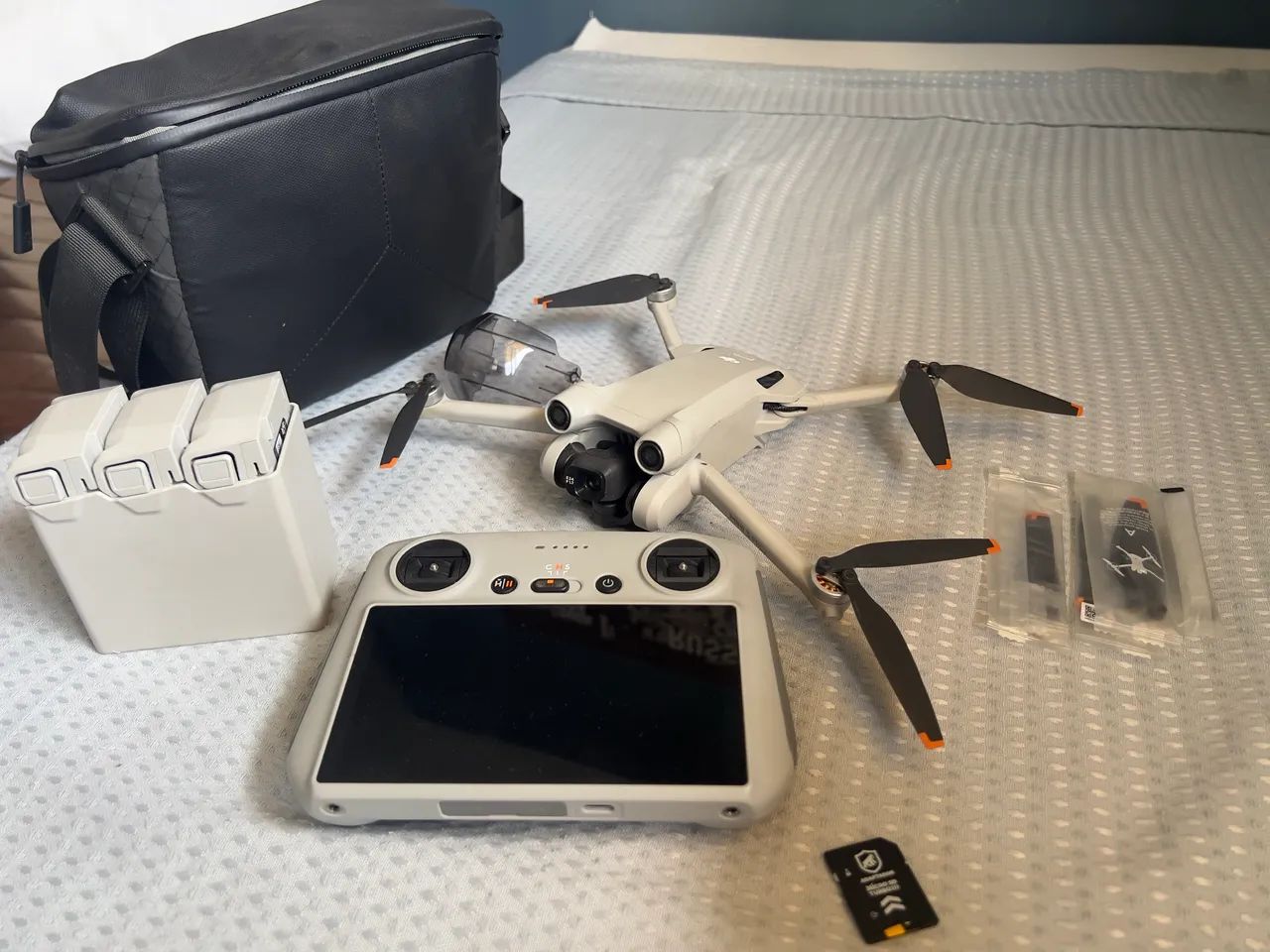 Drone DJI Mini 3 Pro + Fly More Combo - Foto 2