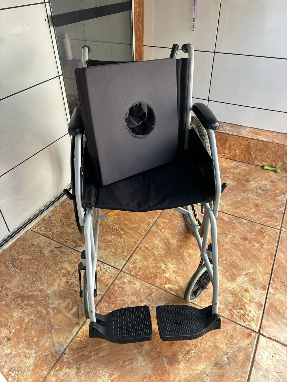 Cadeira de Rodas Semi nova sem detalhes - Foto 4