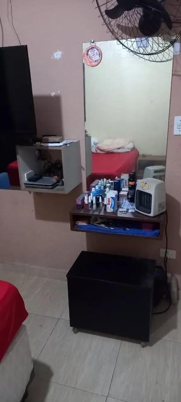 ? Penteadeira de parede em MDF com espelho e banco baú