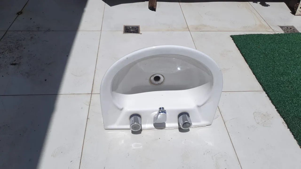 Pia com torneira e base 64962667946753121