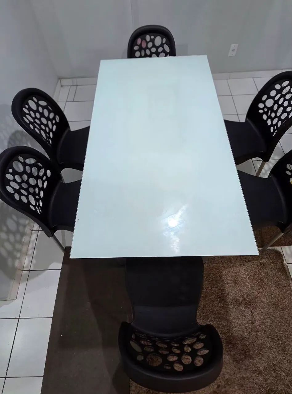 MESA COM TAMPO DE VIDRO 6 LUGARES