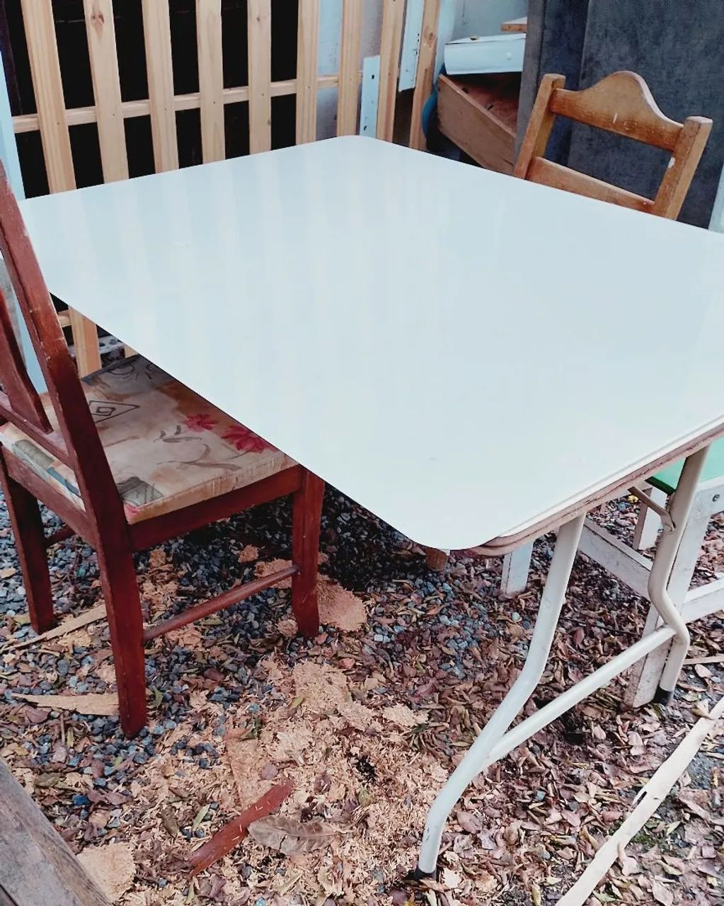 Mesa com cadeiras diferentes das outras. Boa - Foto 2