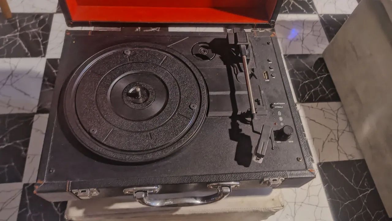 Vitrola toca discos amvox ótimo estado  - Foto 3