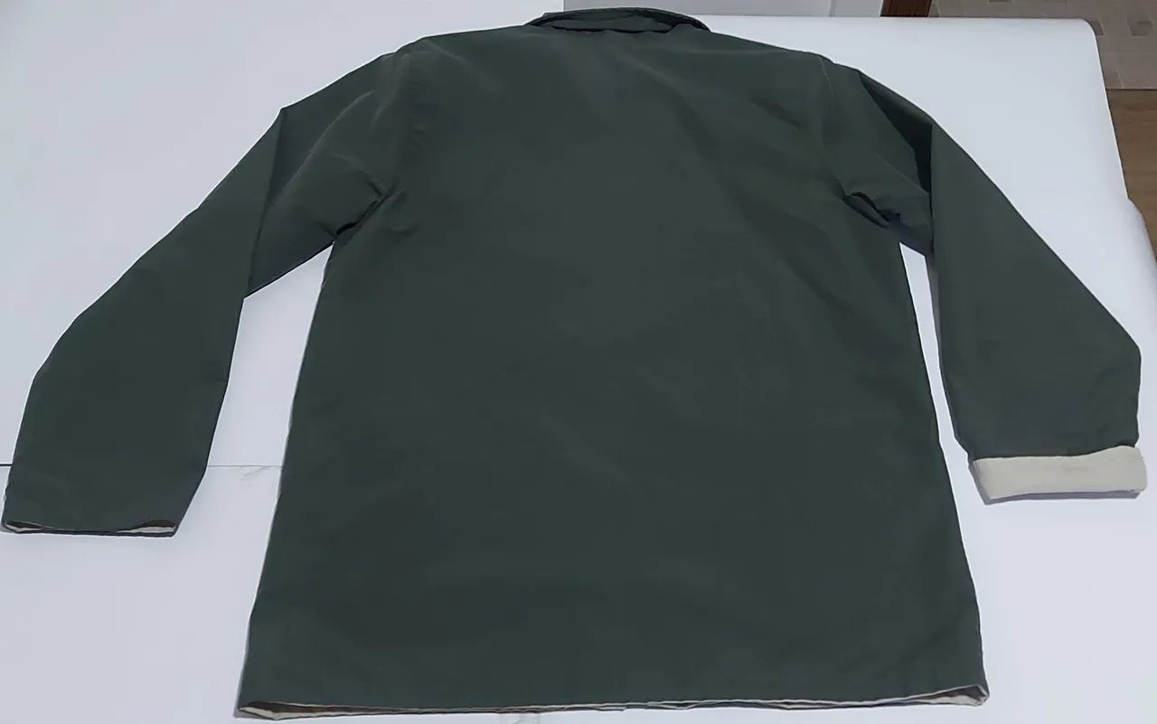 Jaqueta Dupla Face verde/ bege com 2 bolsos grandes e zíper.  - Foto 5