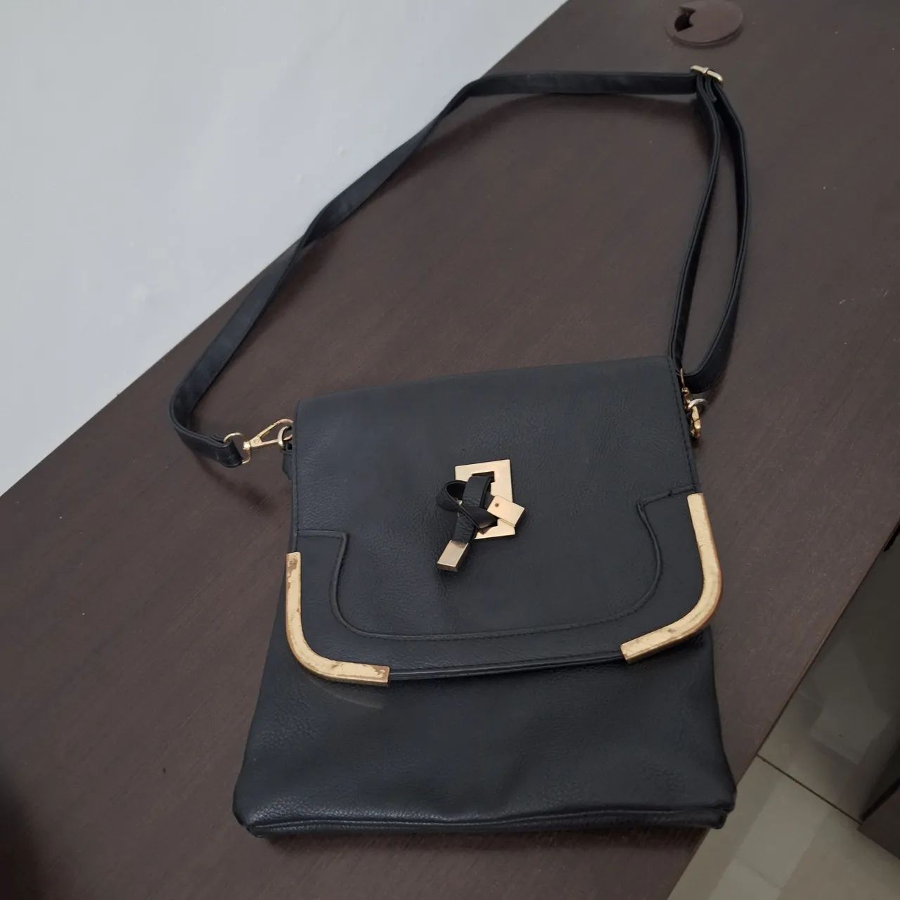 3 Bolsas femininas de couro Calvin Klein e outras - Foto 3